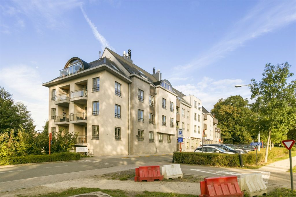 Lichtrijk appartement met open zicht en parkeerplaats