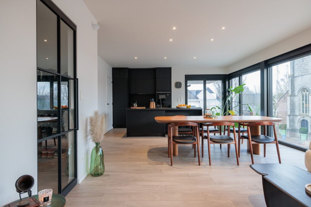 Recent en lichtrijk 2-slaapkamerappartement met garage