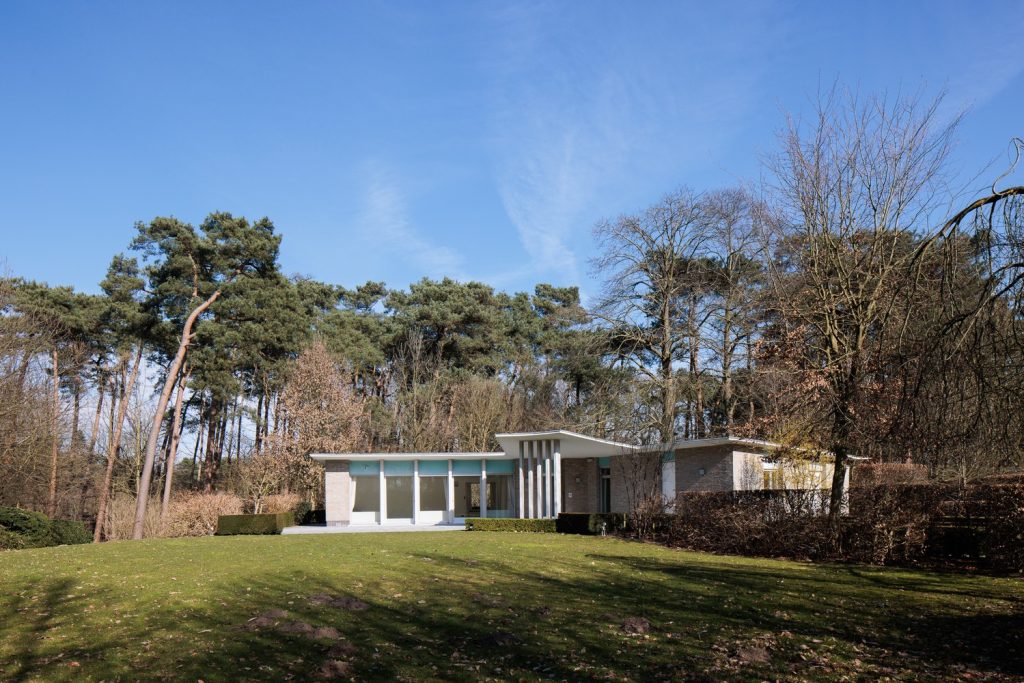 Architecturale woning op een perceel van ca. 3.992m2